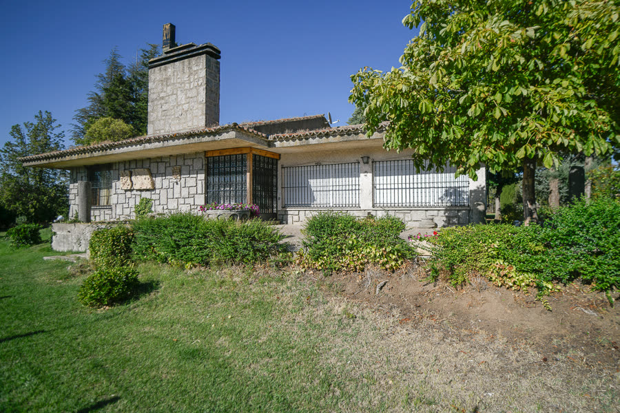 Chalet de piedra con chimenea